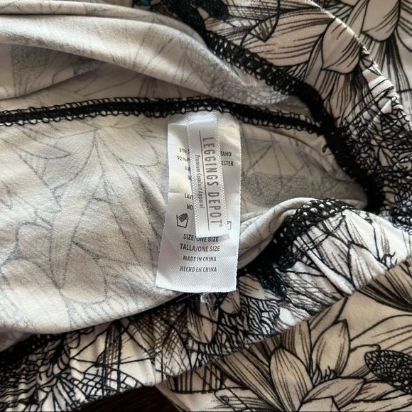 Leggings Depot (2) & Unbranded (1) lot of butter soft leggings. One Size. - Picture 4 of 11